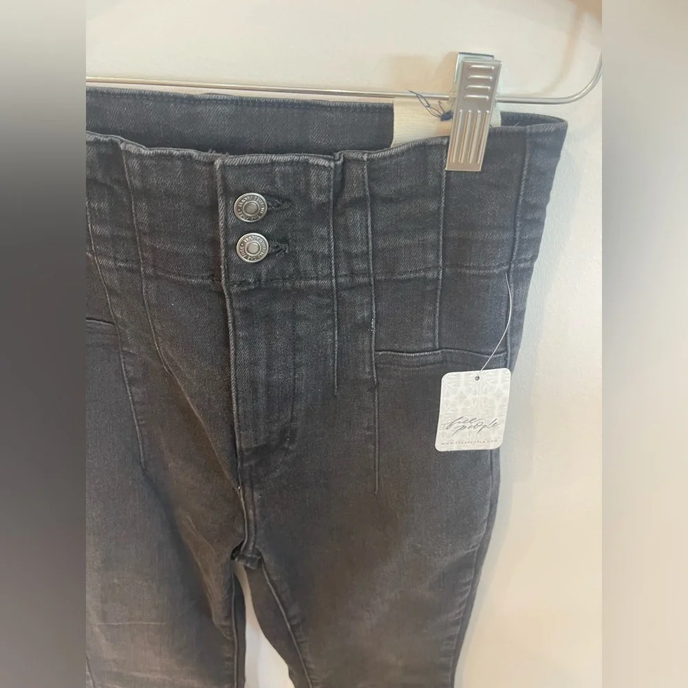 Free People Women's Jayde Flared Jeans in Black Onyx Size 27 NWT Stretch Denim - Picture 4 of 6
